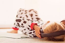 دلایل اهمیت آموزش زبان انگلیسی با آهنگ برای کودکان