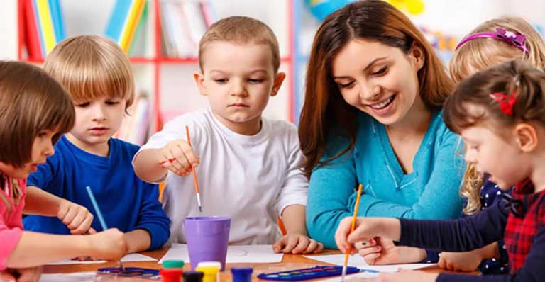 تفاوت بین یادگیری زبان انگلیسی به روش سنتی و روش تعاملی برای کودکان